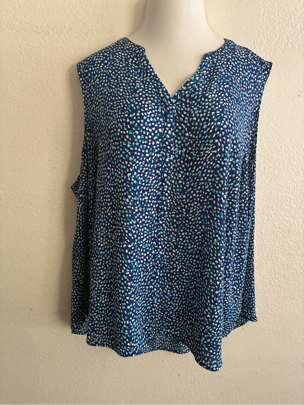 Apt. 9 Navy With Abstract Confetti Dot Print Sleeveless V-Neck Camisol 3X